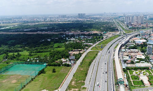 Người mua có thể kiểm tra giá đất có bị kê ảo hay không bằng cách lấy khung giá đất Nhà nước ban hành nhân cho 4, nếu đáp án vượt xa ngưỡng này, hãy đặt nghi vấn hoặc thương lượng mức giá hợp lý hơn. Ảnh: Vũ Lê