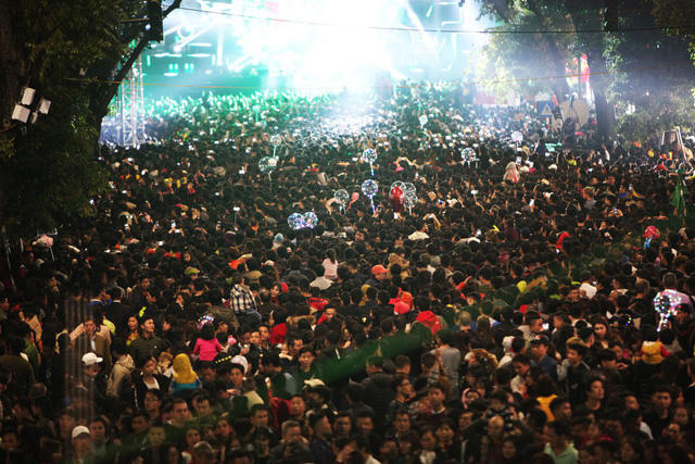 Biển người đông nghẹt chờ đón giờ phút chuyển giao năm mới