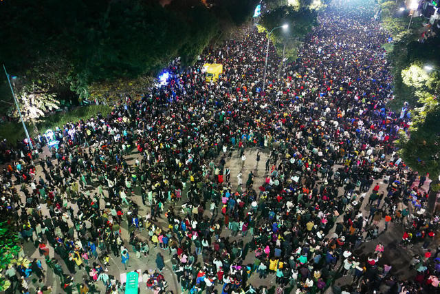 Biển người đông nghẹt chờ đón giờ phút chuyển giao năm mới