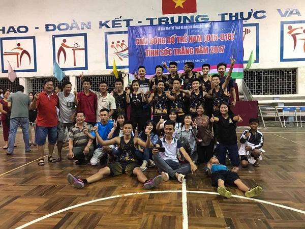 Thầy giáo thể dục chế bảng bóng rổ giúp học sinh đạt nhiều thành tích cao