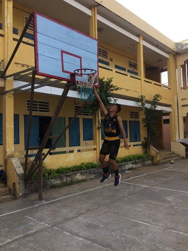 Thầy giáo thể dục chế bảng bóng rổ giúp học sinh đạt nhiều thành tích cao