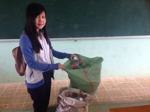 Học trò vùng sâu vừa học vừa biến rác thành tiền để giúp người nghèo