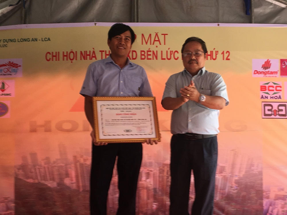 Chi hội nhà thầu Bến Lức chăm lo cuối năm cho dân nghèo