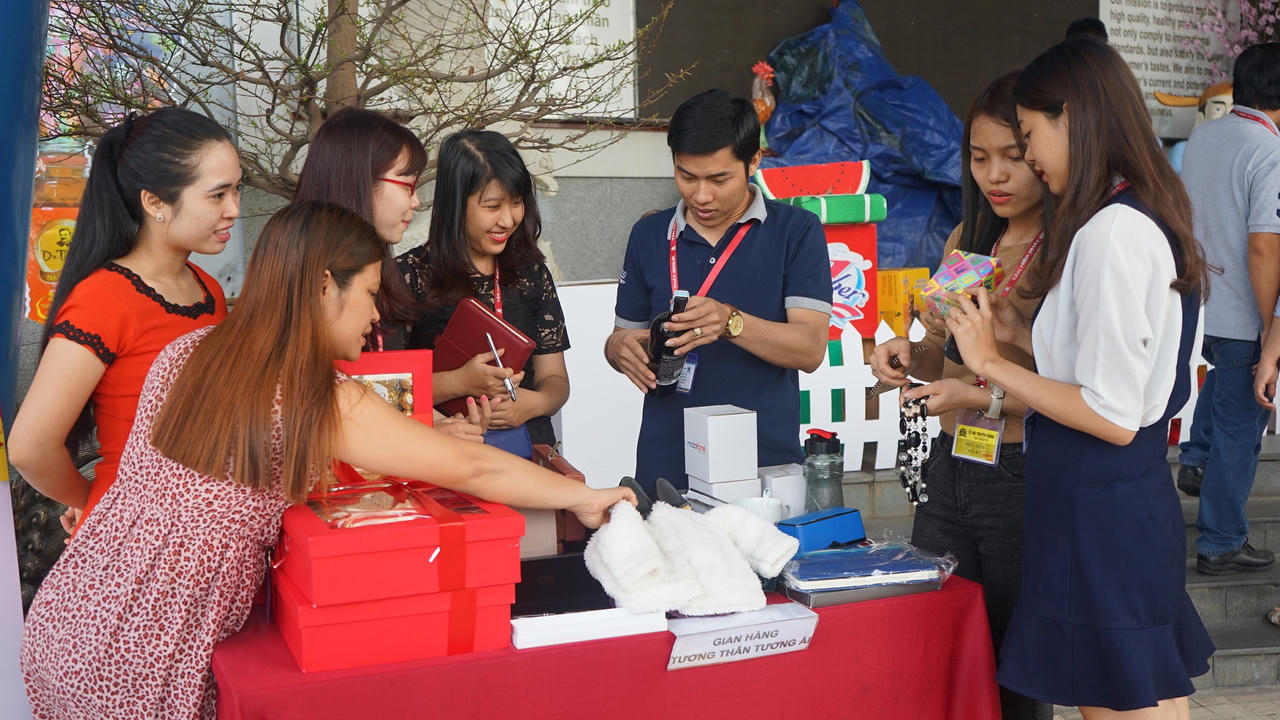 Các doanh nghiệp lớn đón Tết thế nào?