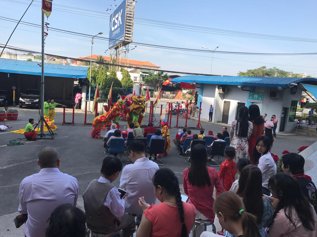 Các doanh nghiệp lớn đón Tết thế nào?