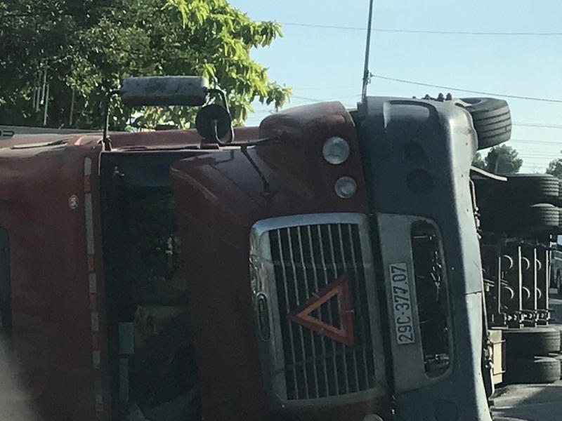 Đồng Nai: Xe buýt “leo” dải phân cách – hành khách được một phen hoảng hồn