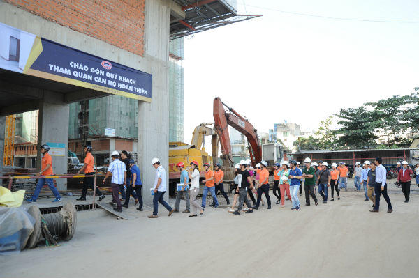 Him Lam Land tổ chức cho khách hàng tham quan căn hộ hoàn thiện