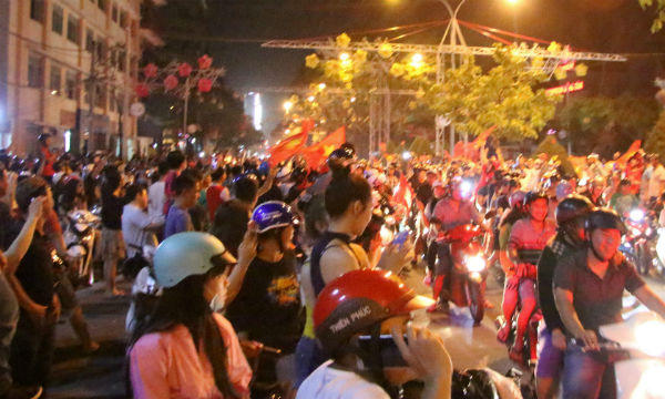 Cần Thơ: Hàng ngàn cổ động viên xuống đường mừng chiến thắng của U23 Việt Nam