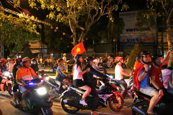 Cần Thơ: Hàng ngàn cổ động viên xuống đường mừng chiến thắng của U23 Việt Nam
