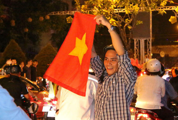 Cần Thơ: Hàng ngàn cổ động viên xuống đường mừng chiến thắng của U23 Việt Nam