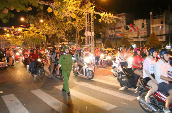 Cần Thơ: Hàng ngàn cổ động viên xuống đường mừng chiến thắng của U23 Việt Nam