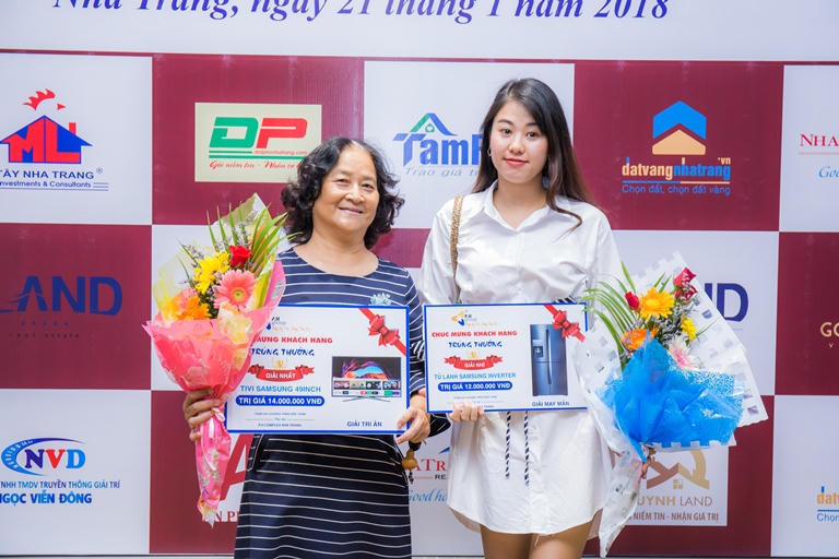 Bất ngờ khách hàng trúng thưởng Honda SH khi mua P.H Complex Nha Trang