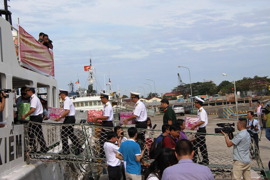 Chở Tết đến với biển đảo