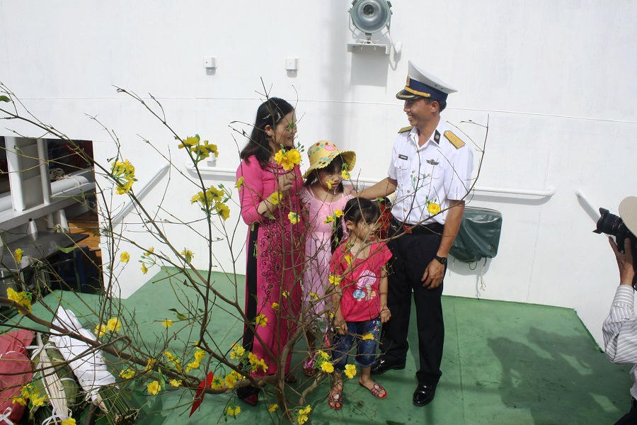 Chở Tết đến với biển đảo