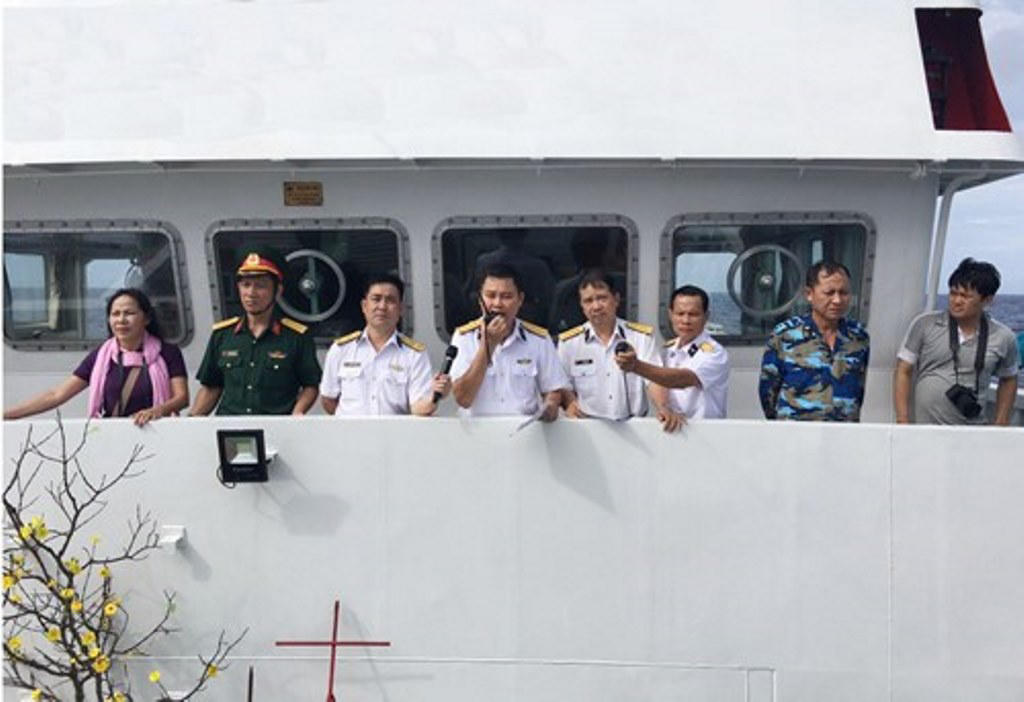 Chở Tết đến với biển đảo