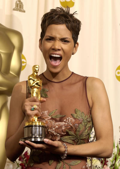 Halle Berry nhận Oscar năm 2002.
