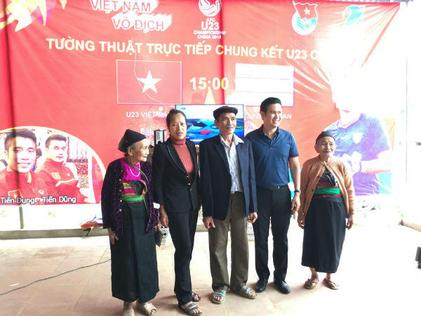 Asanzo tặng gần 200 chiếc tivi cho gia đình và hàng xóm thủ thành Bùi Tiến Dũng