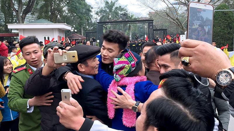 Biển người xứ Thanh đón 2 anh em Bùi Tiến Dũng và Văn Đại về quê hương