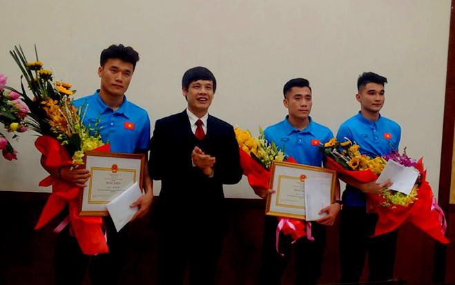 Biển người xứ Thanh đón 2 anh em Bùi Tiến Dũng và Văn Đại về quê hương