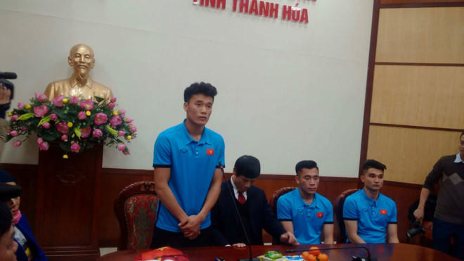 Biển người xứ Thanh đón 2 anh em Bùi Tiến Dũng và Văn Đại về quê hương