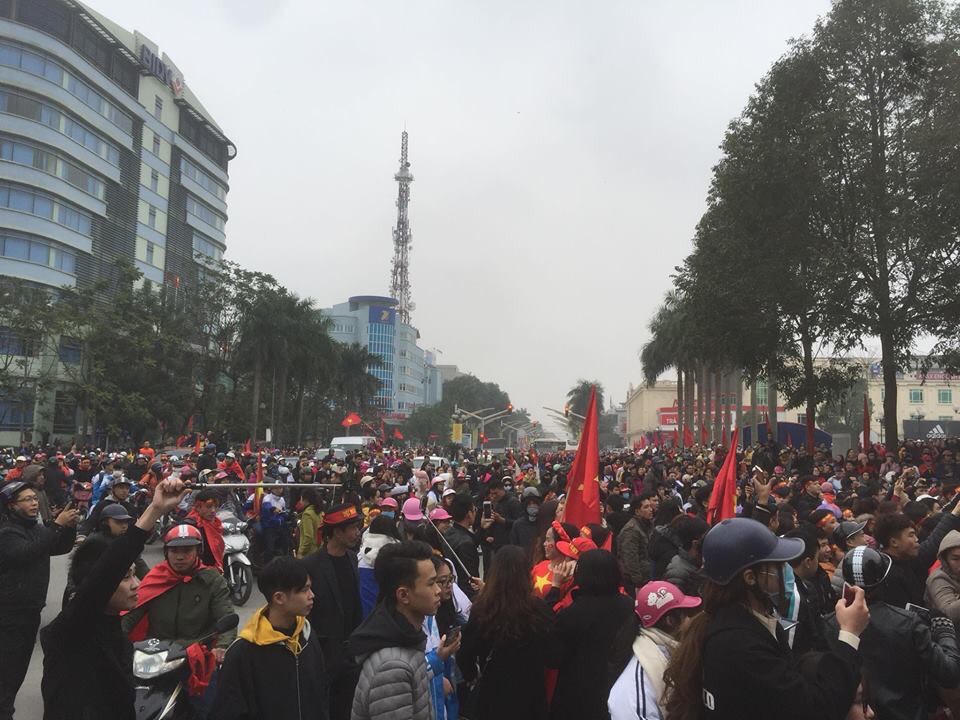 Biển người xứ Thanh đón 2 anh em Bùi Tiến Dũng và Văn Đại về quê hương