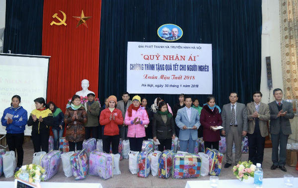 Đài PT-TH Hà Nội ra mắt “Quỹ nhân ái” và trao quà tết cho người nghèo 
