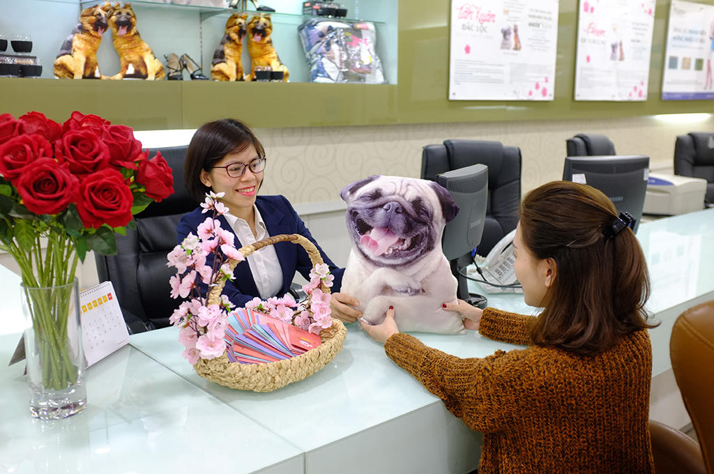 Chen chân mua hàng hiệu ở The Garden