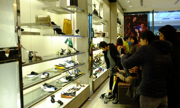 Chen chân mua hàng hiệu ở The Garden