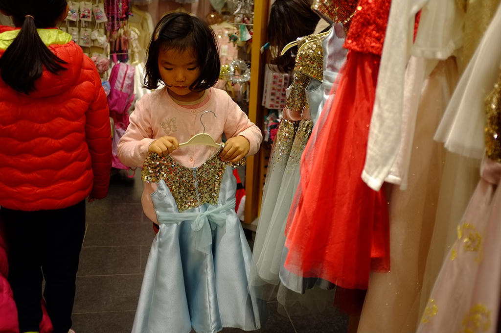 Chen chân mua hàng hiệu ở The Garden