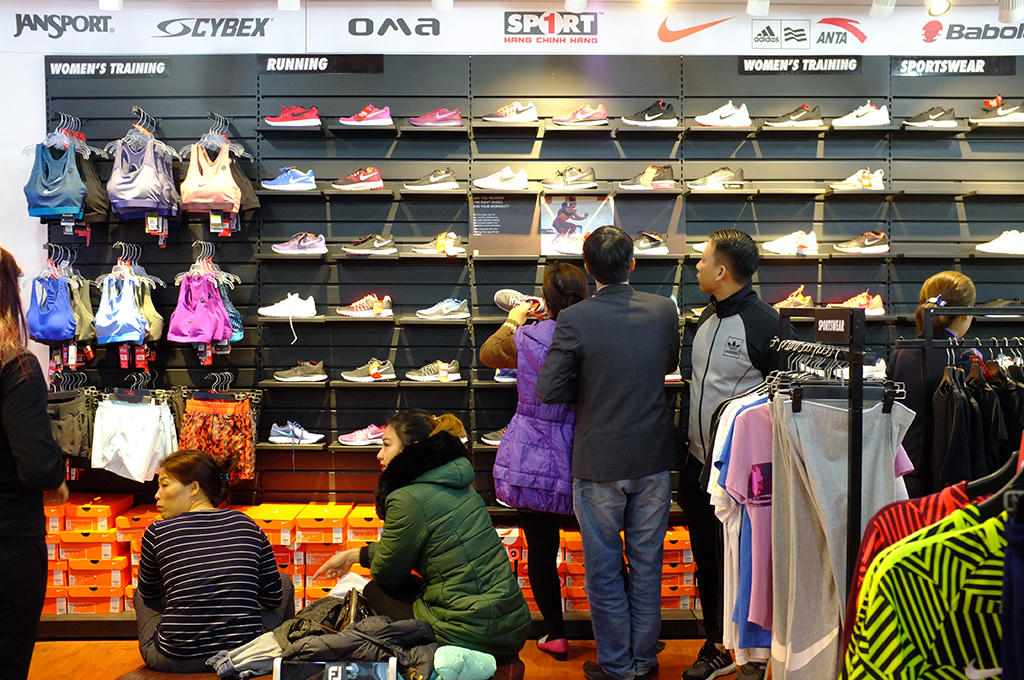 Chen chân mua hàng hiệu ở The Garden