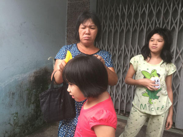 Người mẹ cùng khổ và xấp vé số nuôi 11 đứa con