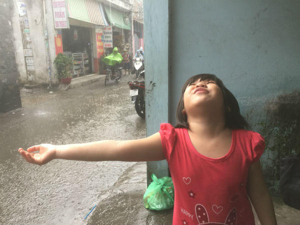 Người mẹ cùng khổ và xấp vé số nuôi 11 đứa con