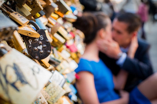 Tản mạn bên cây cầu ổ khóa tình yêu