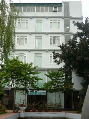 Vượt lên dị nghị xây khách sạn “chỉ phục vụ chó mèo”