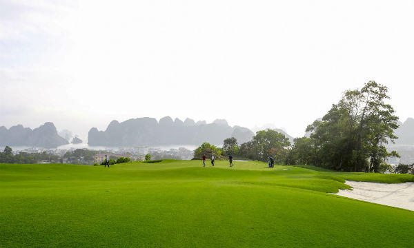 Tặng condotel FLC Hạ Long 2,4 tỷ đồng cho golfer đạt giải HIO tại FLC Faros Golf Tournament 2018