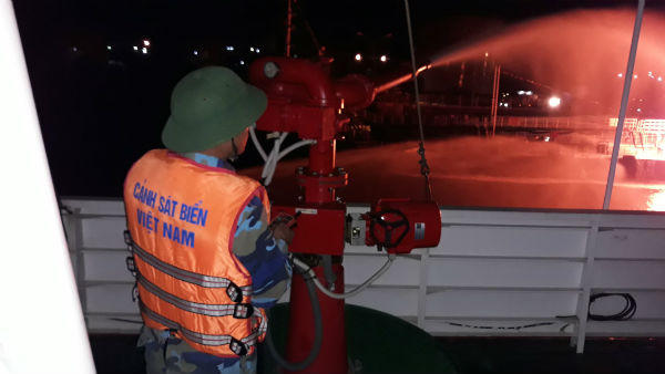 Các đơn vị Quân đội nỗ lực chữa cháy tàu dầu Hải Hà 18