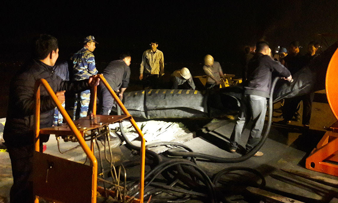 Các đơn vị Quân đội nỗ lực chữa cháy tàu dầu Hải Hà 18