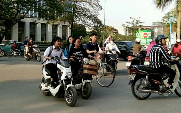 Sai luật - cảnh thường thấy trên đường Hà Nội