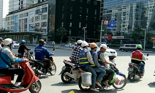 Sai luật - cảnh thường thấy trên đường Hà Nội