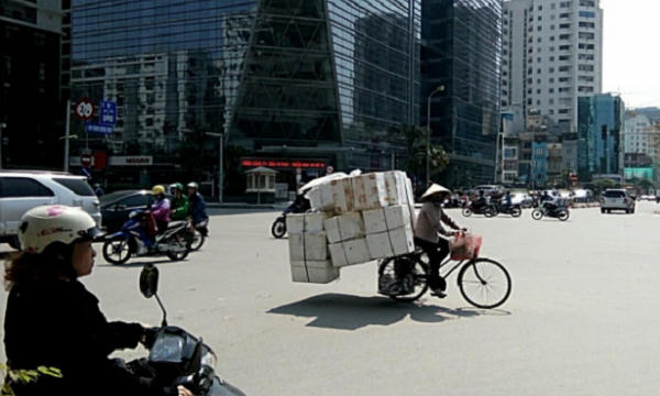 Sai luật - cảnh thường thấy trên đường Hà Nội