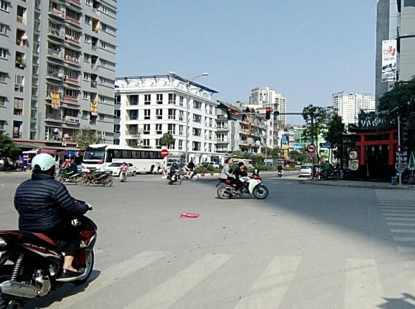 Sai luật - cảnh thường thấy trên đường Hà Nội