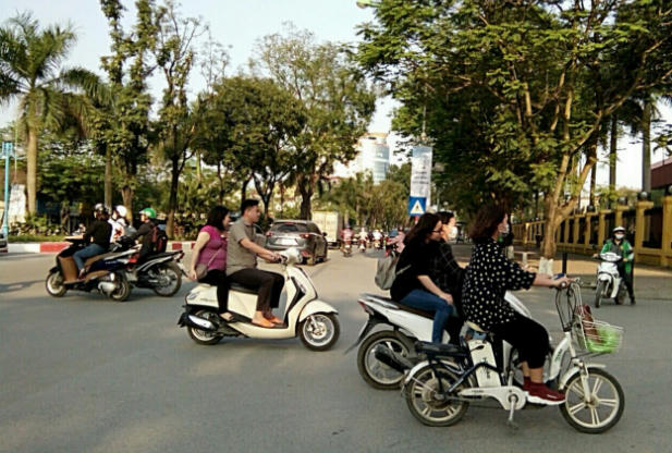 Sai luật - cảnh thường thấy trên đường Hà Nội