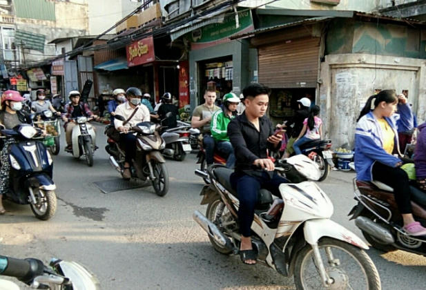 Sai luật - cảnh thường thấy trên đường Hà Nội