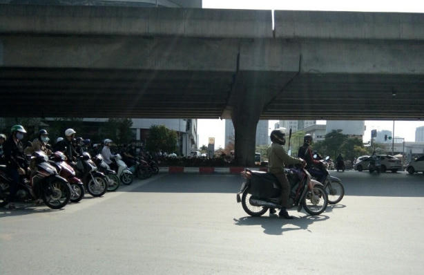 Sai luật - cảnh thường thấy trên đường Hà Nội