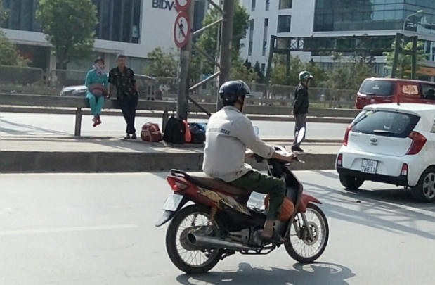 Sai luật - cảnh thường thấy trên đường Hà Nội