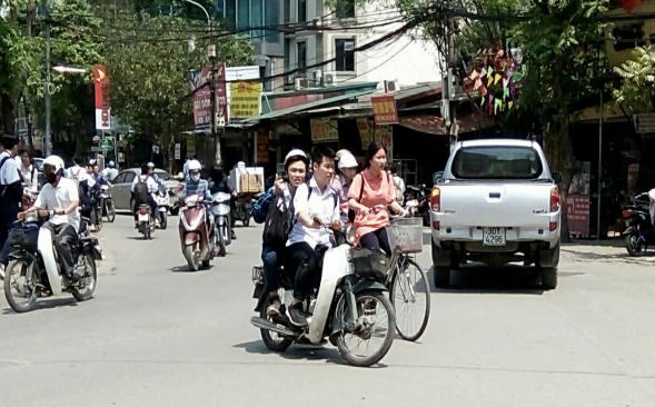 Sai luật - cảnh thường thấy trên đường Hà Nội