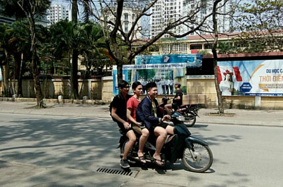 Sai luật - cảnh thường thấy trên đường Hà Nội