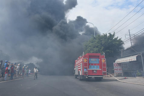 Cháy lớn tiệm sửa xe do người dân đốt cỏ