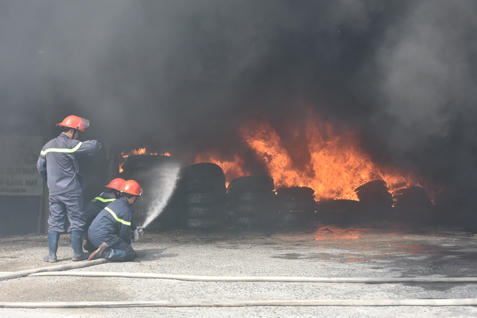 Cháy lớn tiệm sửa xe do người dân đốt cỏ
