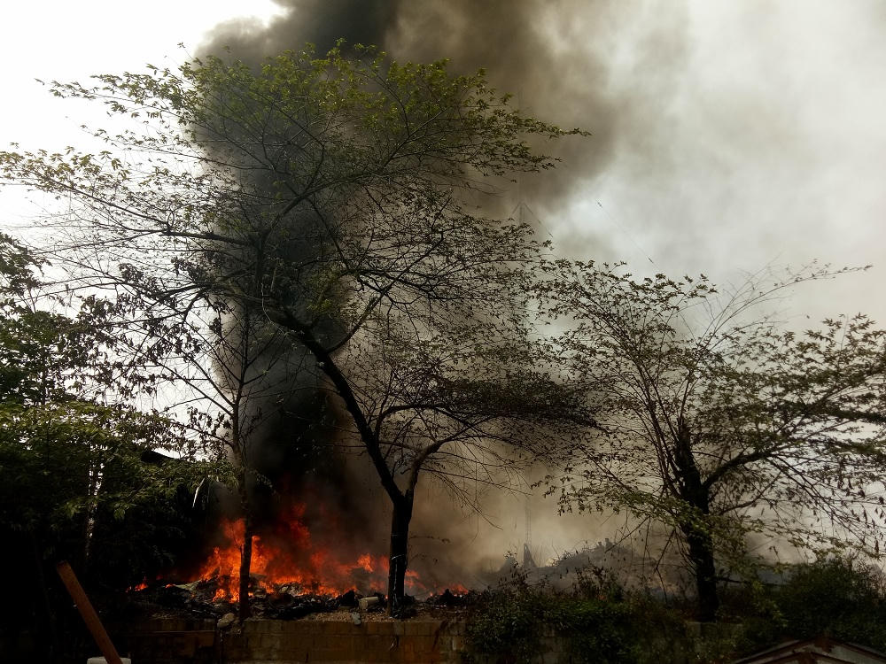 Hà Nội: Cháy bãi rác - Khói đen nghi ngút, nhựa cháy khét lẹt